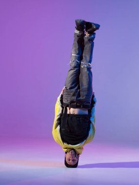  Kapüşonlu genç adam başının üstünde duruyor. Dans okulu posteri. Uzayı kopyala Savaş yarışması duyurusu.