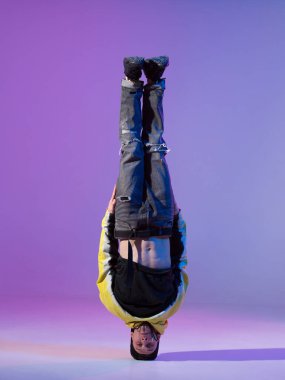  Kapüşonlu genç adam başının üstünde duruyor. Dans okulu posteri. Uzayı kopyala Savaş yarışması duyurusu.