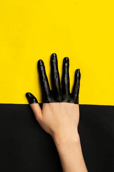 Kortárs művészeti koncepció. Minimalista plakáttervezés. Fekete kéz. Sárga háttér. Ellentétes fedés. — Stock Fotó