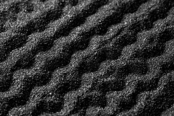 Fekete homok dűnék háttér. Nyomkövető. Kreatív homoklazítás. — Stock Fotó