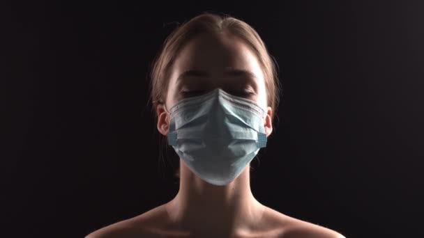 Młoda dziewczyna lub kobieta lekarz w masce chirurgicznej cierpi na śmiertelną infekcję wirusem korony. — Wideo stockowe