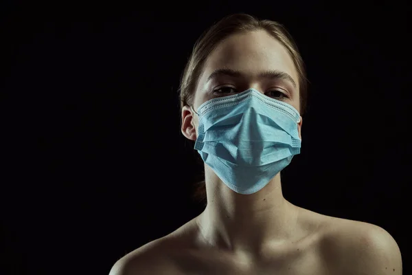 Dramatyczna ilustracja epidemii koronawirusów. Dziewczyna w masce ochronnej. Czarne tło. Pojęcie kwarantanny. — Zdjęcie stockowe