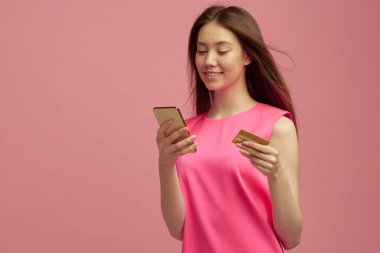 Şirin sarışın kız, öğrencilik teklifiyle yeni kredi kartı kullandıktan sonra nakit para veya bankacılık veya internet üzerinden alışveriş teklifi aldı..