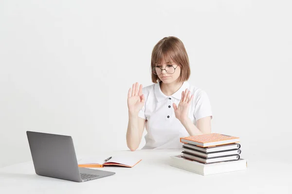 Menő boldog lány megy keresztül online edzés ül otthon. Távoli iskolai oktatás egy laptopon. Maradj otthon.. — Stock Fotó
