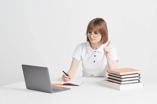 Menő boldog lány megy keresztül online edzés ül otthon. Távoli iskolai oktatás egy laptopon. Maradj otthon.. — Stock Fotó