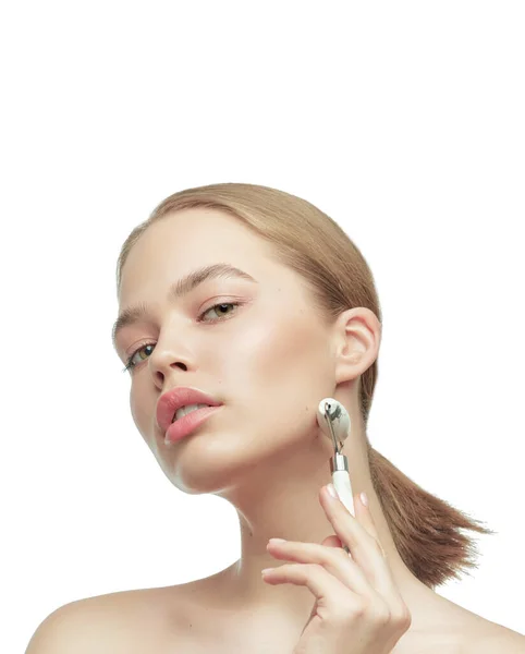 Mooi meisje maakt een gezichtsmassage gua sha jade kwarts roller, voor het effect van huidverjonging. Procedure thuis — Stockfoto