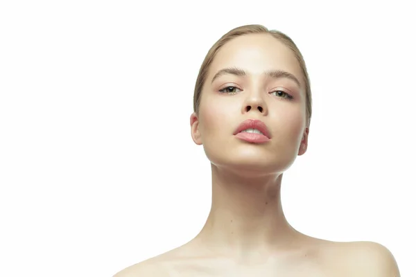 Симпатична дівчина-модель позує після процедури косметичного омолодження шкіри. рекламний плакат з натуральних косметичних продуктів . — стокове фото