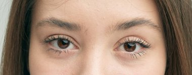 Güzel, duygusal bir kızın kahverengi gözleri..