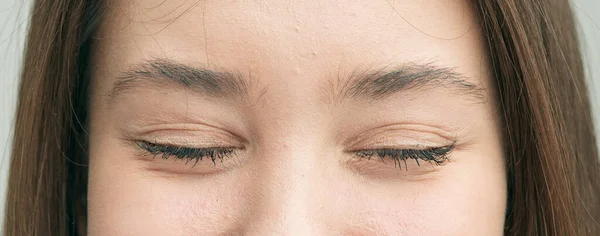 Zavřené oči krásné emocionální dívka close-up. — Stock fotografie