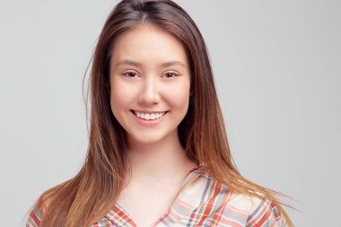 Havalı genç kız gündelik kıyafetler içinde tatlı bir gülümseme ile iyi bir ruh hali ve olumlu düşüncelerle.