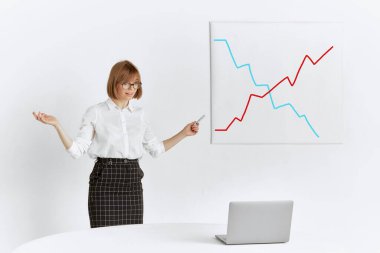 Güzel bir kız, evde otururken online bir konferansta meslektaşlarına sunum yapıyor..