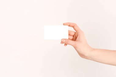 Güzel bir kadın eli, belgeleri tamamladıktan sonra internet üzerinden kredi kartı tutuyor..