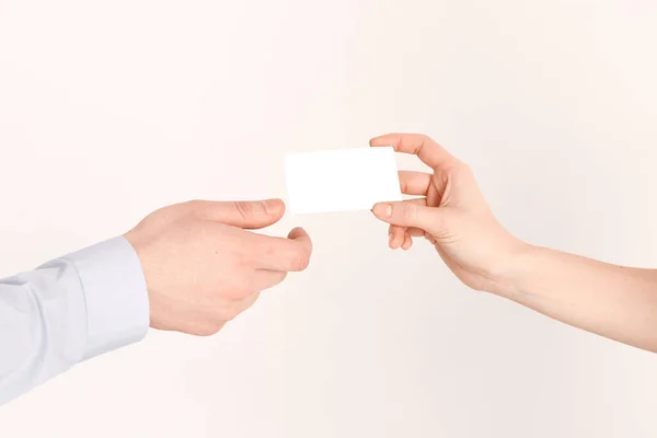 Kızların eli kredi kartını erkeğin eline verir. Çevrimiçi servisi olan plastik bir kart satın alma.