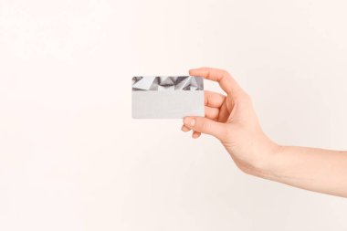 Güzel bir kadın eli, belgeleri tamamladıktan sonra internet üzerinden kredi kartı tutuyor..