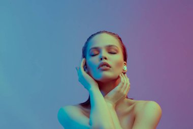 Kablosuz kulaklıklı güzel bir genç kız neşeli bir şekilde şarkı dinler. parlak renkli müzik afişi.