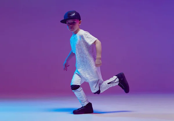 Cool niño bailando hip hop en el estudio contra el fondo de luces de neón. Cartel de baile Break . —  Fotos de Stock