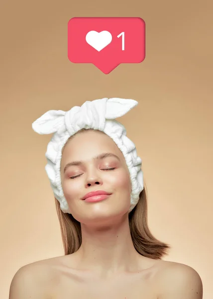 En ung vacker flicka i ett bandage, leende med slutna ögon och bara axlar. Reklamaffisch för kosmetika. — Stockfoto