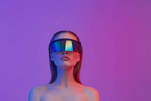 Cool stylová dívka s módní účes a stylové brýle s velkým sklem pózuje na jasném neonovém pozadí. — Stock fotografie