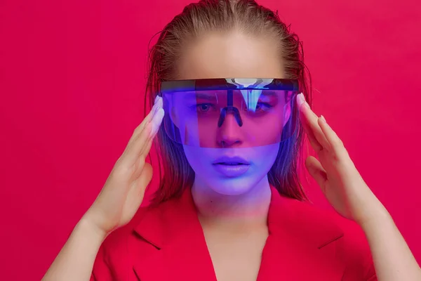 Cool stylová dívka s módní účes a stylové brýle s velkým sklem pózuje na jasném neonovém pozadí. — Stock fotografie