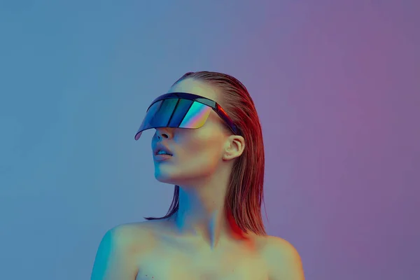 Şık bir saç stili ve parlak bir arka planda büyük cam pozlar veren şık gözlüklü havalı bir kız..