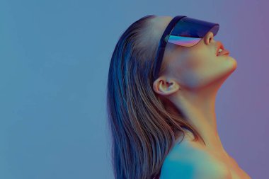 Şık bir saç stili ve parlak bir arka planda büyük cam pozlar veren şık gözlüklü havalı bir kız..