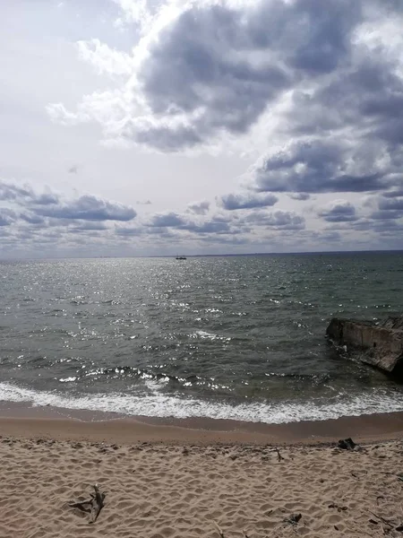 Morze Słońce Ciepło Nie Oczyszczone Dzika Piaszczysta Plaża Gałęziami Kamieniami — Zdjęcie stockowe
