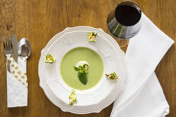 Sopa de creme de brócolis caseiro, fatias de abobrinha grelhadas e vinho tinto — Fotografia de Stock