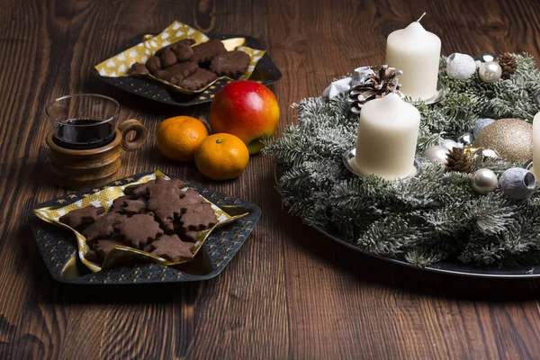 Mood natalizio con biscotti, vino rosso e addobbi natalizi — Foto Stock