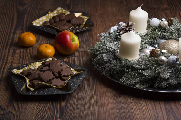 Mood natalizio con biscotti, frutta e addobbi natalizi — Foto Stock