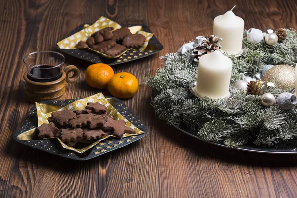 Mood natalizio con biscotti, vino rosso e addobbi natalizi — Foto Stock