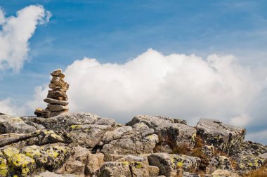 Zen dengeli taş yığını yüksek Dağları