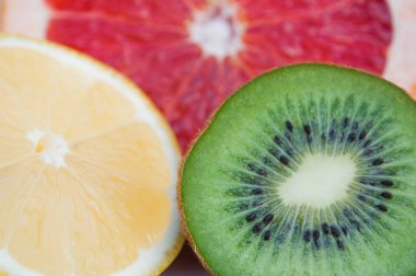 Taze tropikal meyve - limon, kivi, kırmızı greyfurt