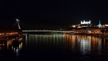 Işıklı Snp görünümünü gece köprü Tuna Nehri ve kale üzerinde. Bratislava, Slovakya