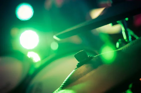 Elektroniska trummor med cymbaler i grönt ljus — Stockfoto