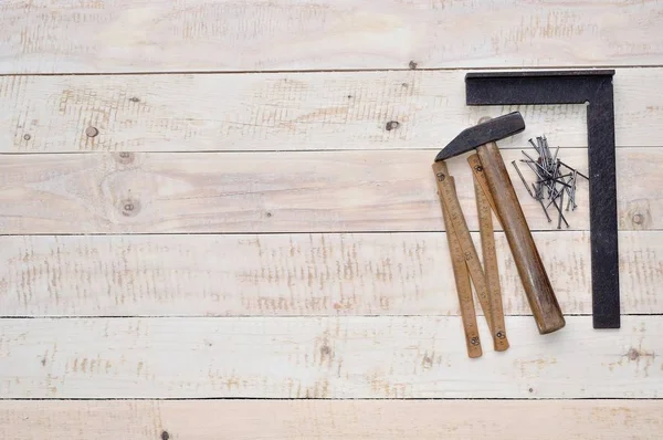 Herramientas de carpintería en madera con espacio a la izquierda —  Fotos de Stock