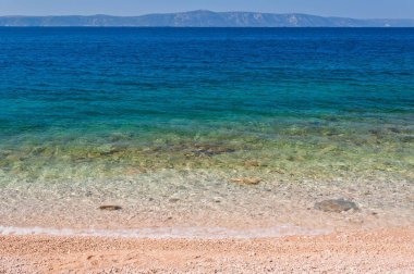 Temiz su ile güzel bir plaj. Podgora, Hırvatistan