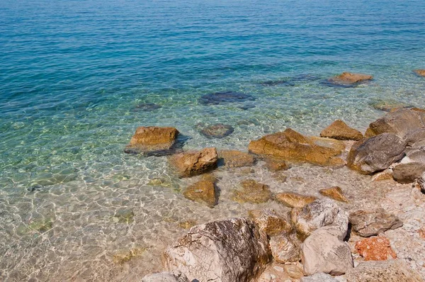 Bella spiaggia con grandi pietre a Podgora, Croazia — Foto Stock