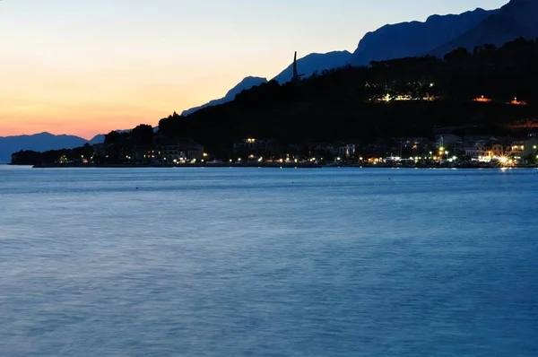 Scène nocturne de Podgora avec la montagne Biokovo en arrière-plan — Photo