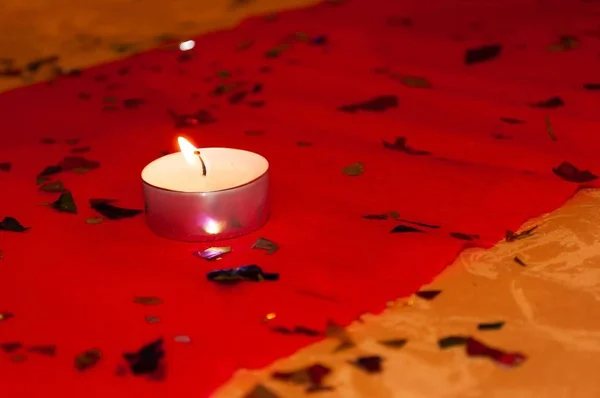 Een Brandende Kaars Thee Licht Een Rood Tafellaken Ruimte Rechterkant — Stockfoto