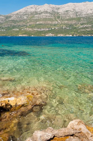 Úžasná Pláž Kameny Korčula Chorvatsko Jaderské Moře Tyrkysovou Barvou Vertikální — Stock fotografie