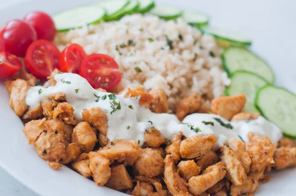 Chicken Gyros Talerzu Ryżu Sos Tzatziki Warzywa Pomidor Ogórek Obrazy Stockowe bez tantiem