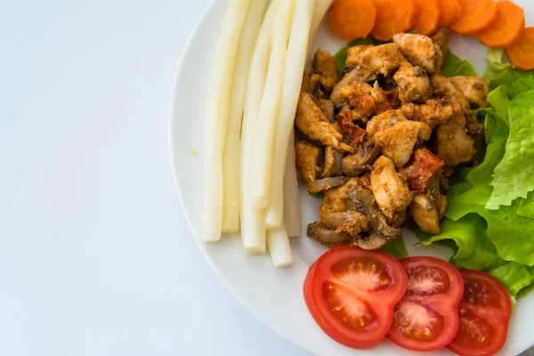 Carne de frango frita servida em prato com espargos brancos — Fotografia de Stock