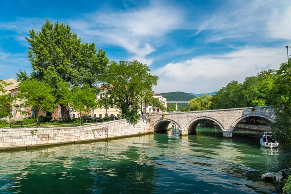 Crikvenica 'nın merkezinde eski bir köprü. Fotoğraf bir günde çekilmiştir. Crikvenica, Hırvatistan 'ın Kvarner Riviera kentinde popüler bir tatil beldesi