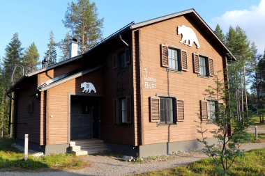 Ranuazoo Kampı 'ndaki kahverengi kulübe Ranua' da, Laponya Kuzey Finlandiya 'da. 