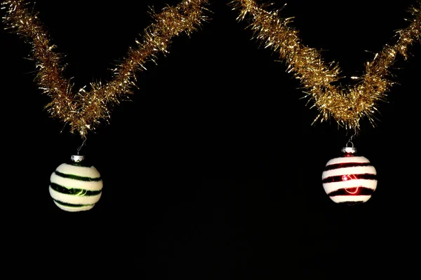 Rode Groene Ornamenten Gestreept Met Witte Opknoping Van Goud Tinsel — Stockfoto
