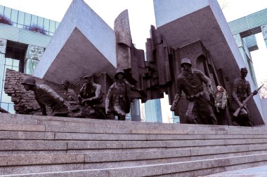 Polonya 'daki Varşova Ayaklanması, 1944 Varşova Ayaklanması' na adanmış 33 fit uzunluğunda bronz bir heykeldir. Düşen bir binanın yıkıntıları altında savaşan savaşçıları anlatıyor.. 