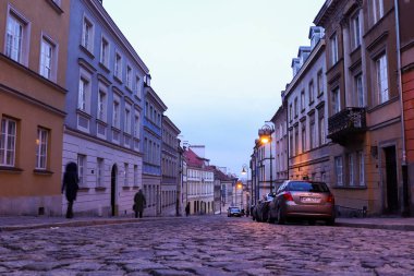 Polonya 'nın Varşova şehrinde bir kaldırım taşı caddesinde parlak renkli binalar. 