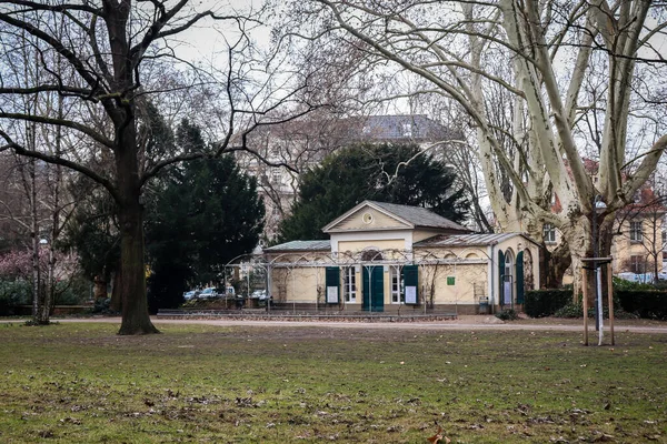 Nebbiensches Gartenhaus Dom Ogrodowy Otoczony Drzewami Parku Anlage Bockenheimer Frankfurcie — Zdjęcie stockowe