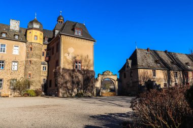 Almanya 'nın Andernach kentindeki Namedy Castle' ın arkasında güneşli bir kış günü.