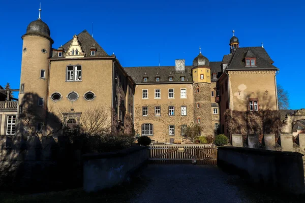 Andernach, Almanya 'daki Namedy Castle' ın arka tarafına giden yol ve kapı. Duvarda ağaçların gölgeleri var..